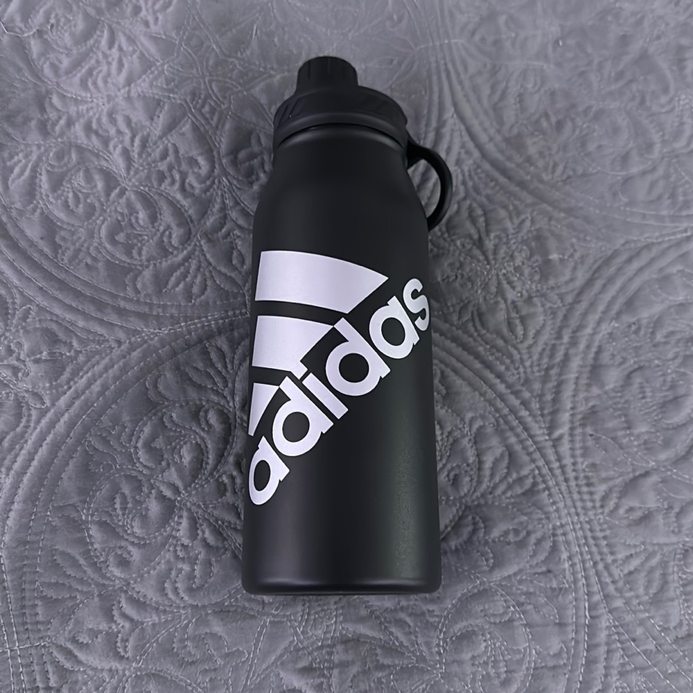 Black adidas bottle - 32 oz